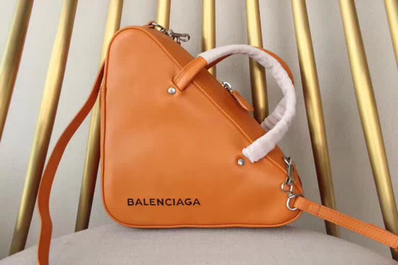 BALENCIAG巴黎世家 Balenciaga TRIANGLE DUFFLE L 三角包小號  BL1259